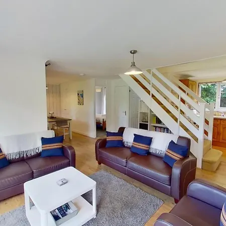 88 Strawberry Hill, Tolroy Manor *